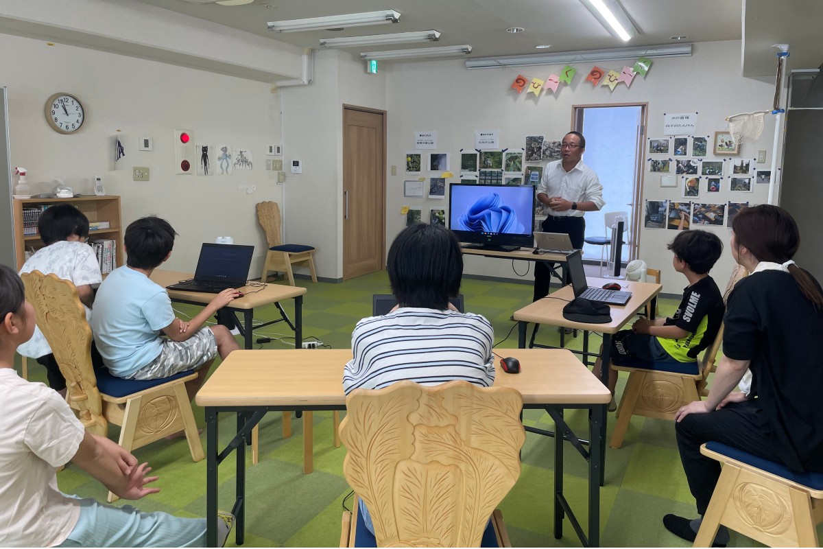 ワークショップで笑顔で発表・対話する子どもたち